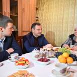 Игорь Брынцалов и Сергей Юров встретились с семьёй добровольца из Балашихи и поздравили с предстоящим Днём матери