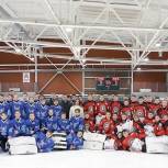 Единороссы северо-востока Москвы посетили товарищеский матч хоккеистов из Луганска