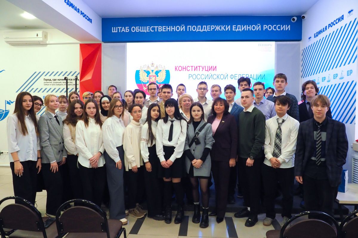 Наталья Шевчик провела урок «Разговоры о важном» для старшеклассников лицея №93