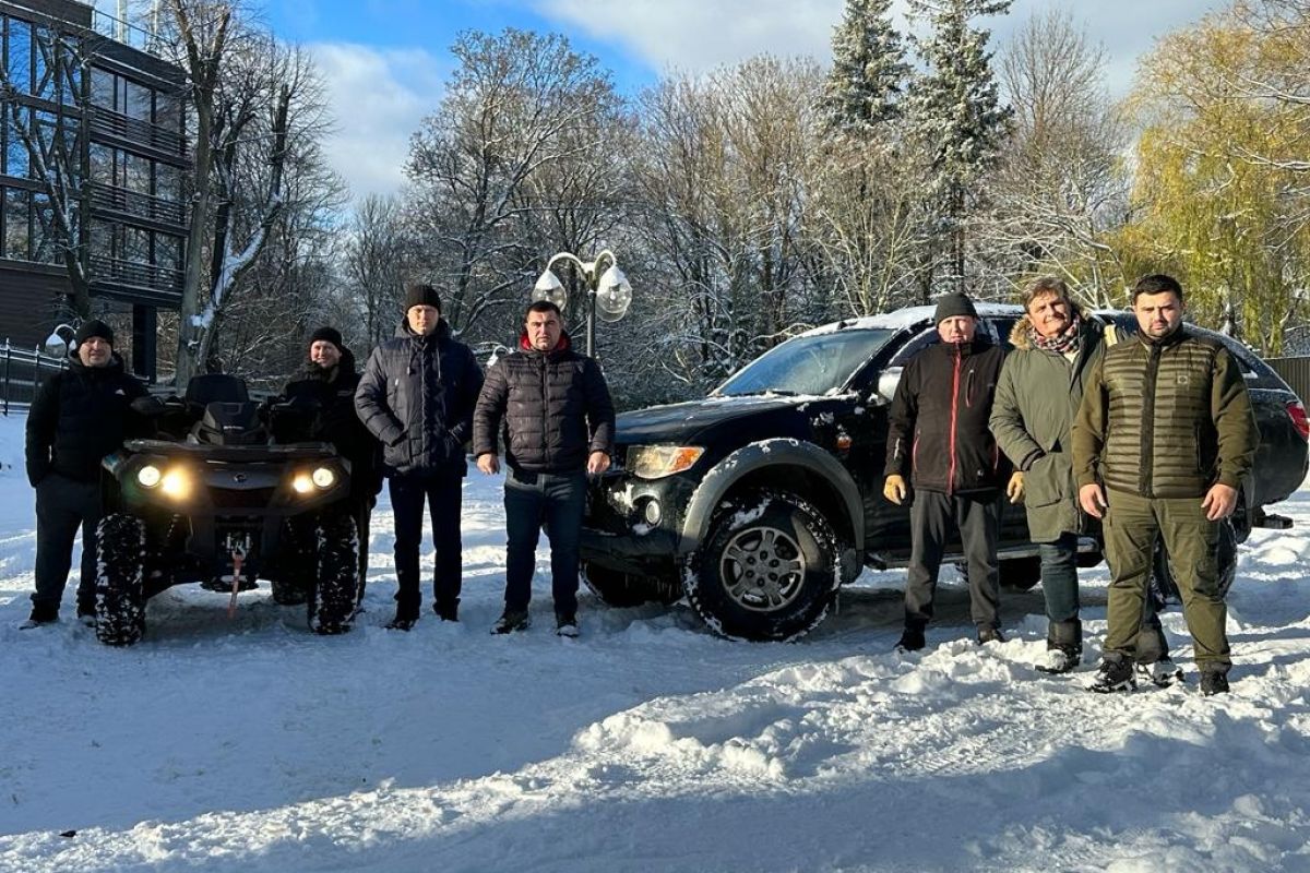 Автомобили высокой проходимости, печки, зимняя амуниция, окопные свечи:  «Единая Россия» отправила помощь участникам СВО