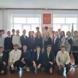 В школе №10 провели торжественное мероприятие и поместили герб Российской Федерации в зале Боевой Славы
