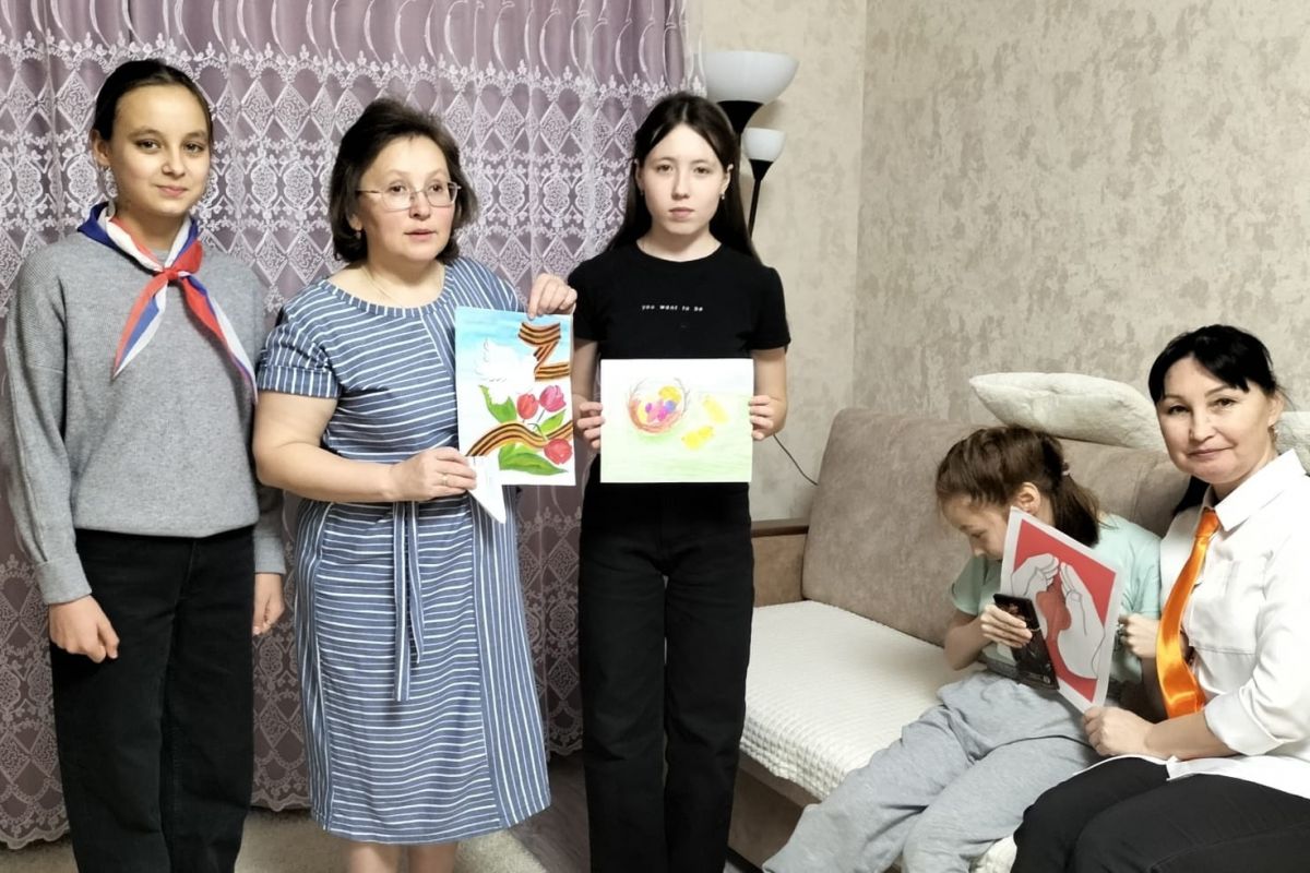 Единороссы поздравили женщин с Днем матери