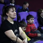 «Единая Россия» устроила в Омске благотворительный показ фильма для семей мобилизованных