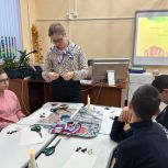 «Единая Россия» провела для учеников коррекционной школы мастер-класс по изготовлению броши