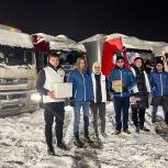 «Снежный десант»: «Единая Россия» помогает водителям, застрявшим на трассах из-за снегопада