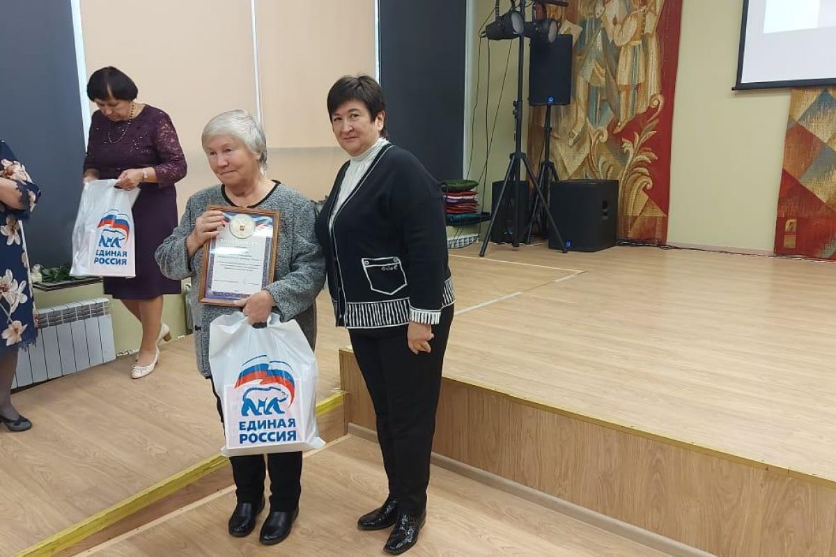 Инна Шевелева отметила представителей старшего поколения Благодарственными письмами