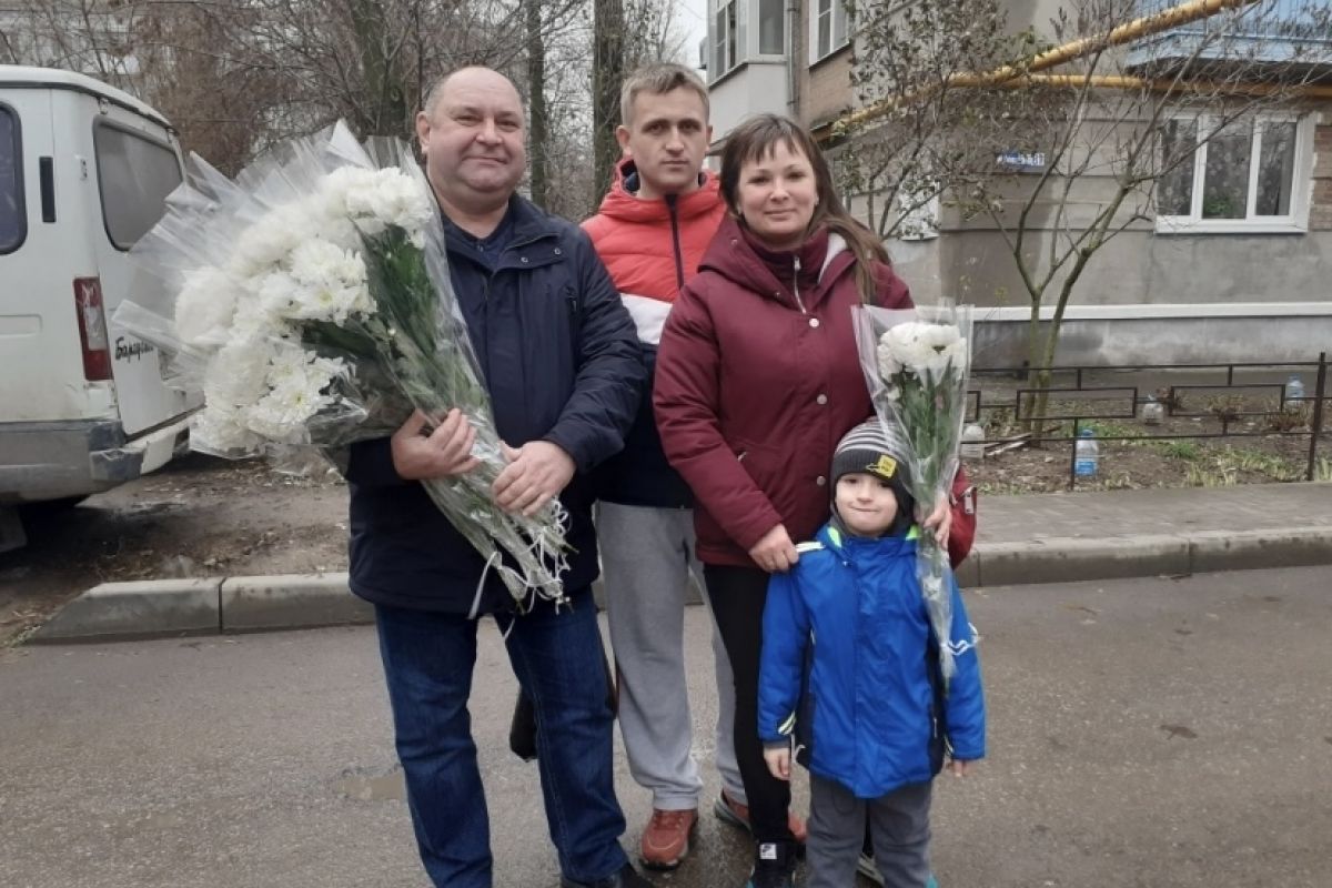 Депутат Георгий Ковалевский и волонтеры вручили жительницам Волгодонска цветы