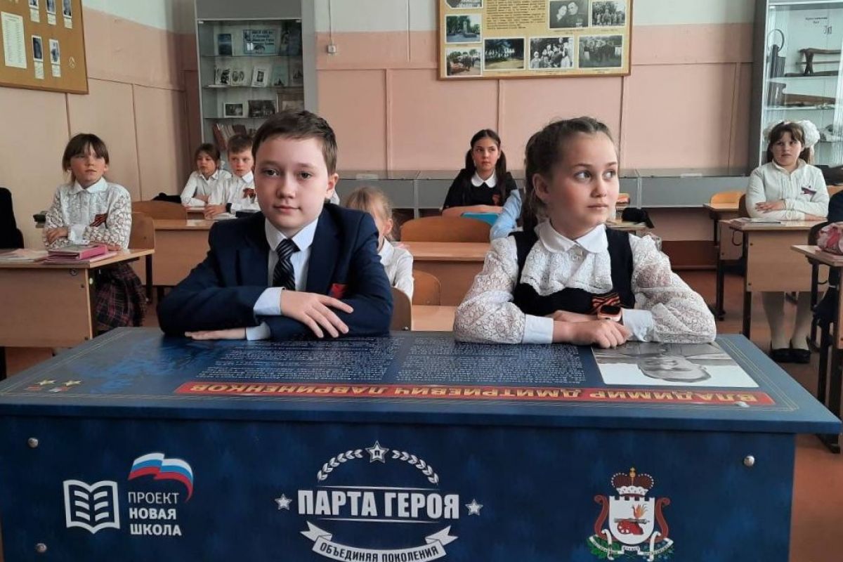 В рамках проекта «Единой России» «Парты Героев» появятся в 26 школах Смоленской области