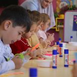 В Грозном активисты «Единой России» организовали для дошколят мастер-класс по изготовлению открыток ко Дню матери