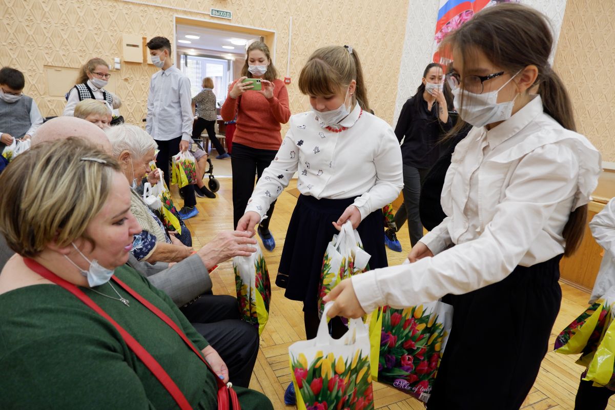 Единая Россия» запустила благотворительную акцию «Серебряная елка»