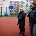 Качество ремонта спортивных площадок в Центральном районе Петербурга проверили единороссы