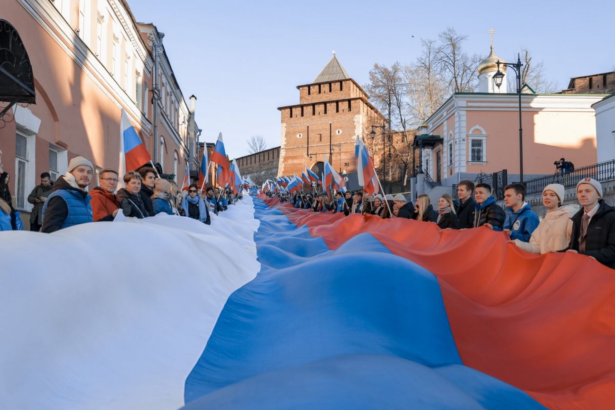 600 молодых нижегородцев развернули 100-метровый российский флаг в День народного  единства