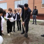В Чечне единороссы поддержали памятную акцию «Сад Памяти» в честь погибших участников СВО