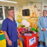 Фуат Сайфитдинов и Альберт Суфианов передали маленьким пациентам «коробку храбрости»