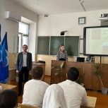 По инициативе «Единой России» в школах Дагестана организуют открытые уроки и классные часы к 30-летию Конституции РФ