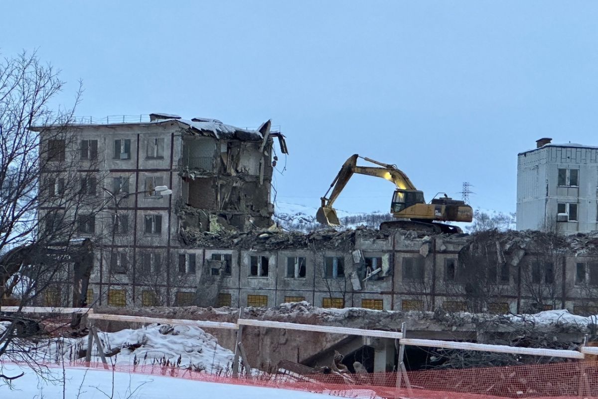 В Заозерске приступили к сносу второго аварийного здания