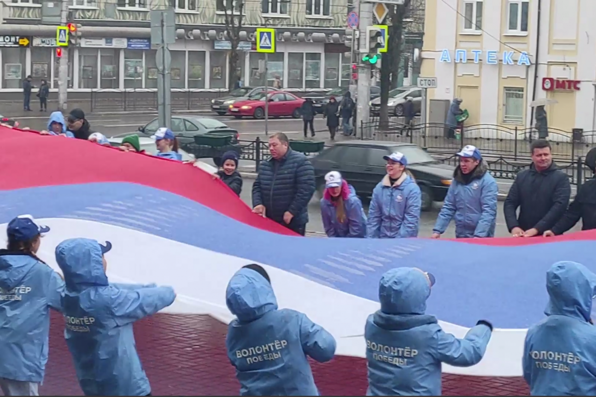 В День народного единства «Единая Россия» провела автопробег и развернула  большой триколор