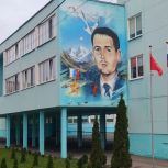 По инициативе «Единой России» на фасаде школы в Тульской области нарисовали граффити в честь Героя РФ