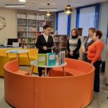 Ирина Колесникова положительно оценила отремонтированную библиотеку в Татищево