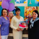 Ольга Чистякова передала в Перинатальный центр вязанные вещи для недоношенных малышей