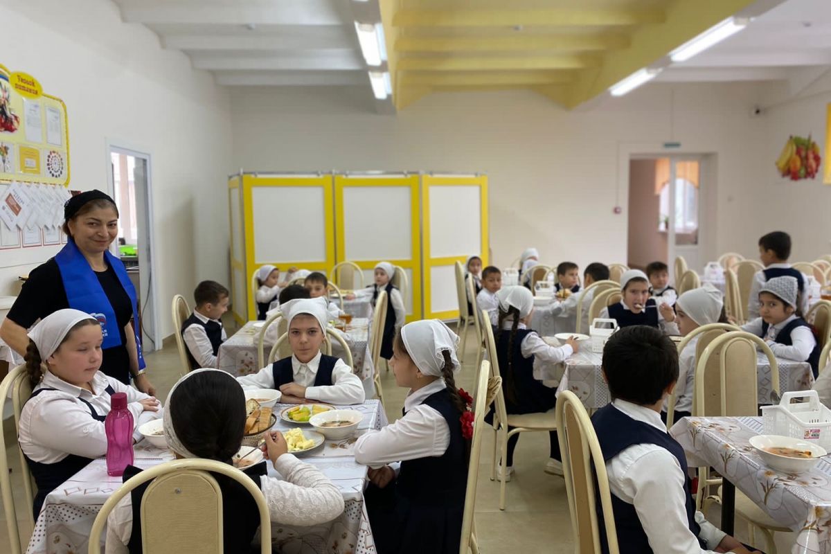 Свежесть продуктов, наполняемость меню, санитарное состояние пищеблоков: в сельских школах проверяют качество горячего питания для младшеклассников