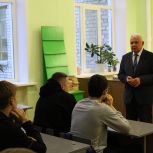 Депутаты «Единой России» продолжают проводить уроки Конституции