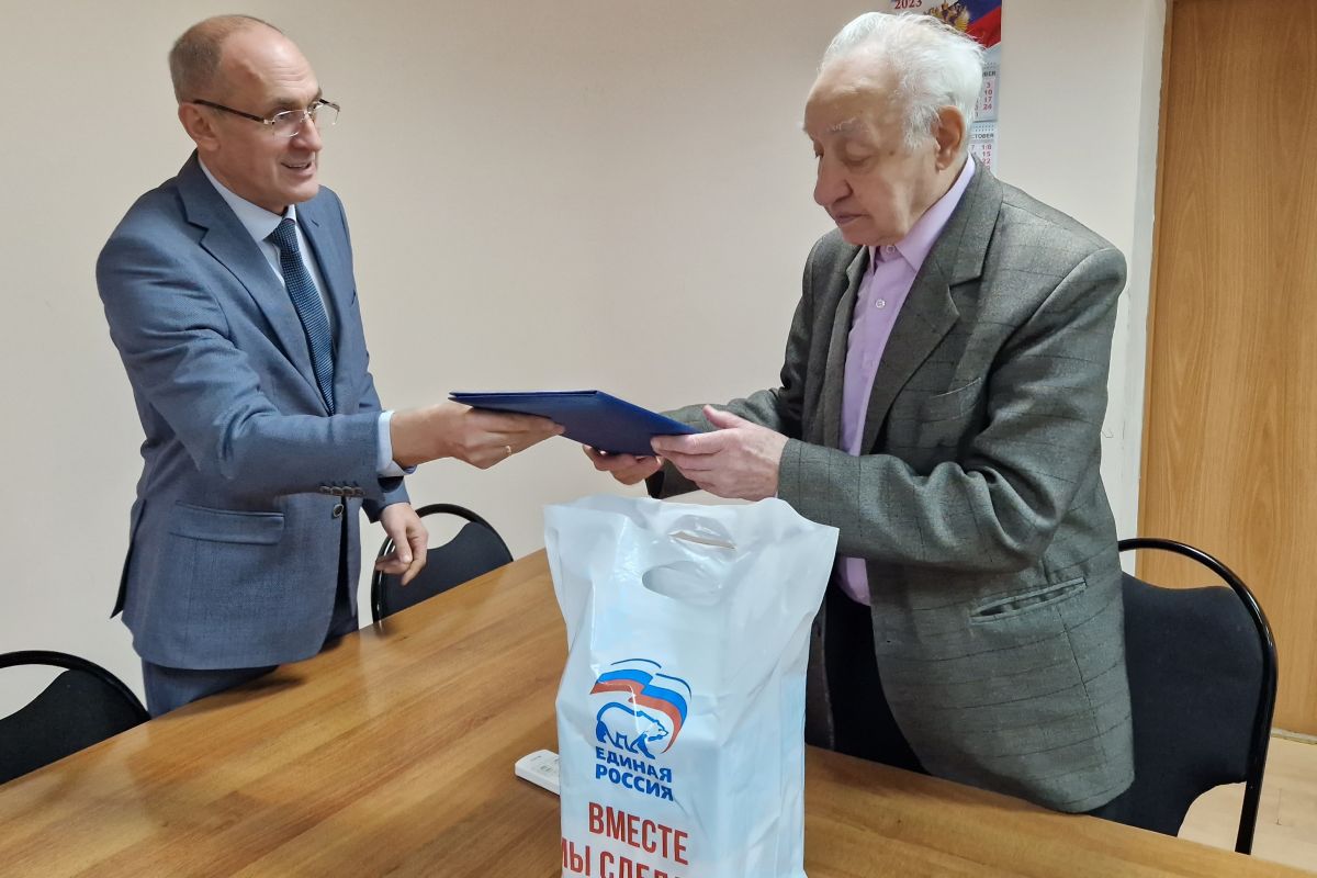 В Пролетарском районе Саранска поздравили старейшего члена партии с 85-летием