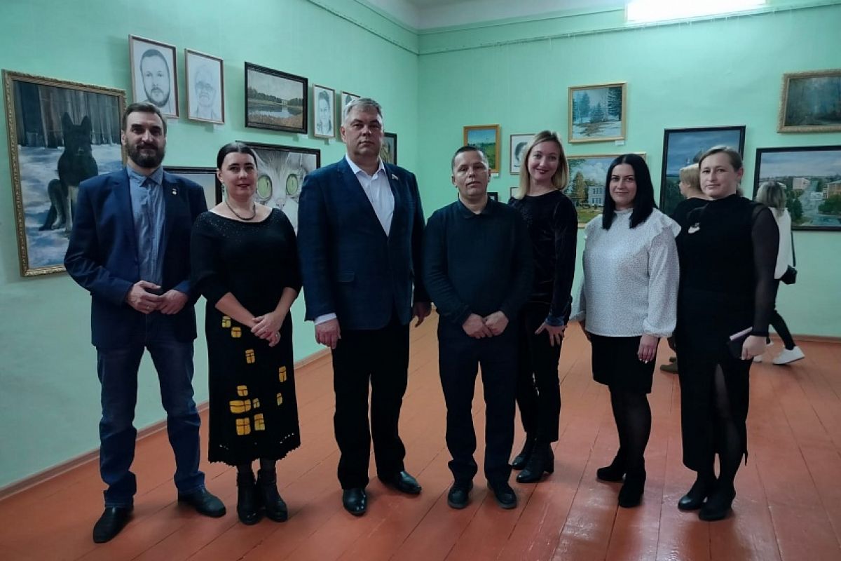Выставка картин сердобского художника открыта благодаря содействию депутата Алексея Марьина