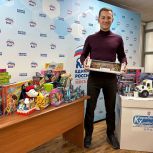 Артем Метелев передал игрушки для детей, страдающих онкологическими заболеваниями