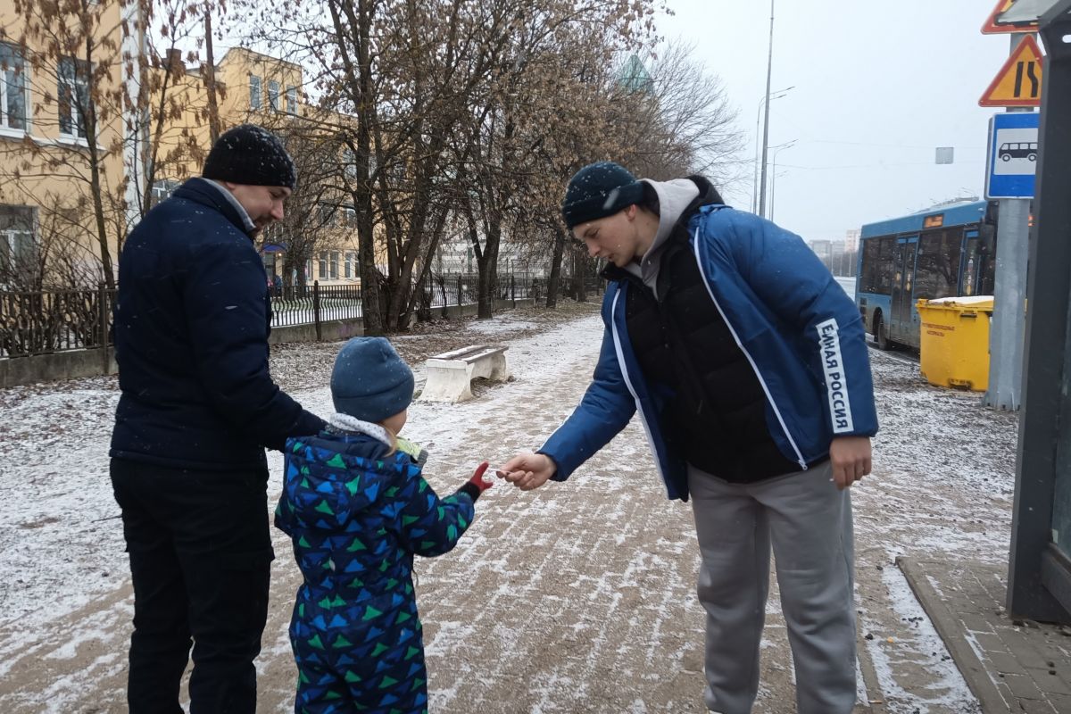 В рамках партийного проекта «Безопасные дороги» активисты «МГЕР» раздали светоотражающие браслеты на улицах города Твери
