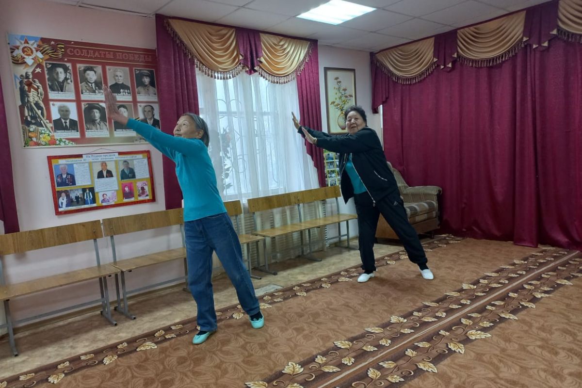 Заслуженный врач РФ Валерий Хонинов провел обучение по оздоровительной гимнастике
