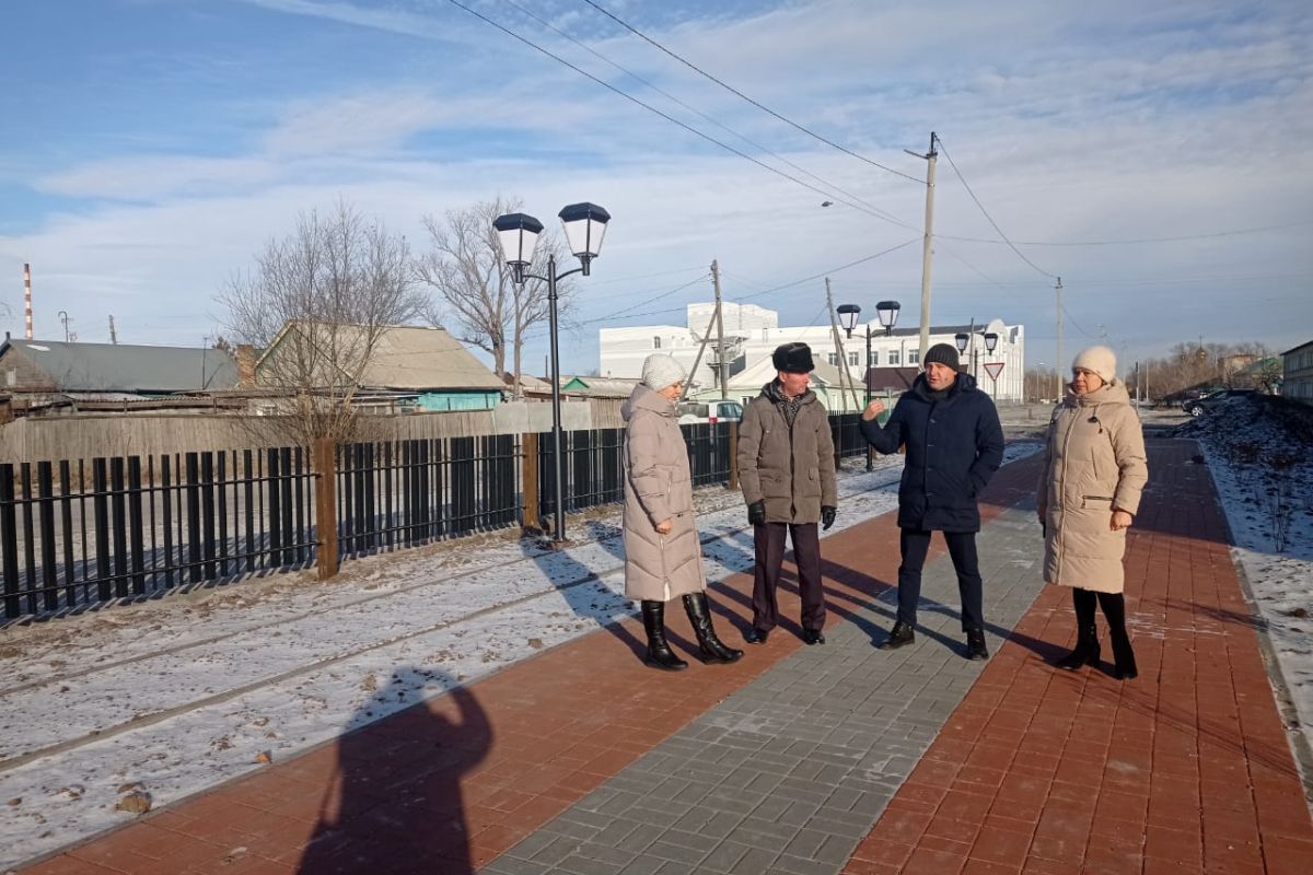 В Чистоозерном при поддержке «Единой России» благоустраивают парковую зону