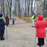 «Единая Россия» на постоянной основе проводит для пожилых воронежцев занятия по скандинавской ходьбе