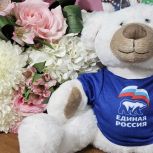 Борис Хохряков поздравил многодетную жительницу Ханты-Мансийска с Днём матери