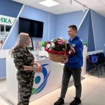 По просьбе участника СВО молодогвардейцы поздравили его супругу с годовщиной свадьбы в Усть-Илимске