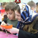В Грозном для дошколят организовали мастер-класс по изготовлению открыток ко Дню матери