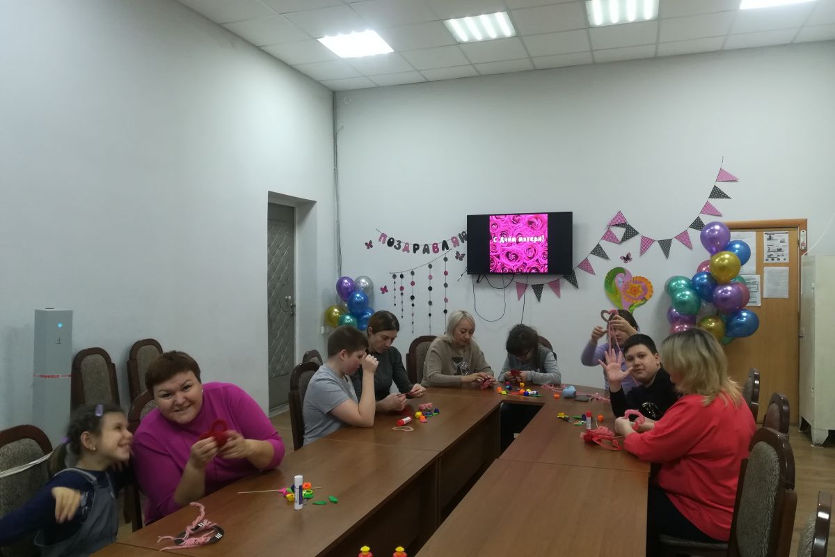 «Единая Россия» в Левобережном районе провела акции, мастер-классы и праздничные мероприятия к Дню матери