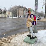«Осторожно - дети!». В Смоленске на пешеходных переходах у школ появились предупреждающие манекены