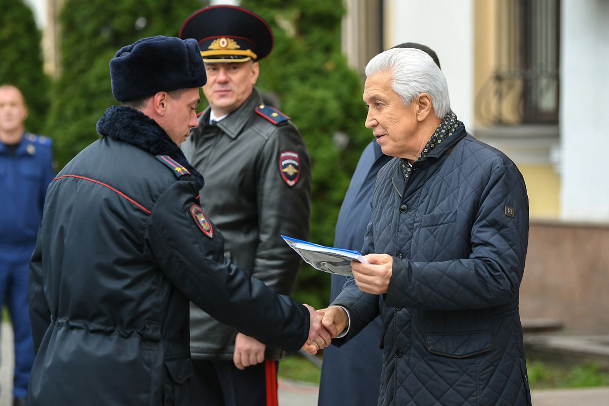 Владимир Васильев и Игорь Руденя передали 16 новых служебных автомобилей  подразделениям полиции Тверской области