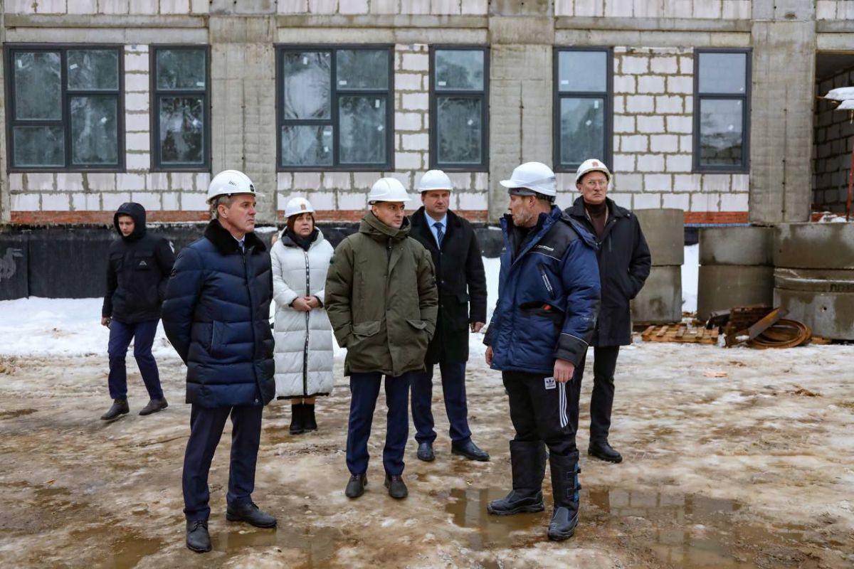 Раменские партийцы в рамках Народной программы проверили ход строительства школы