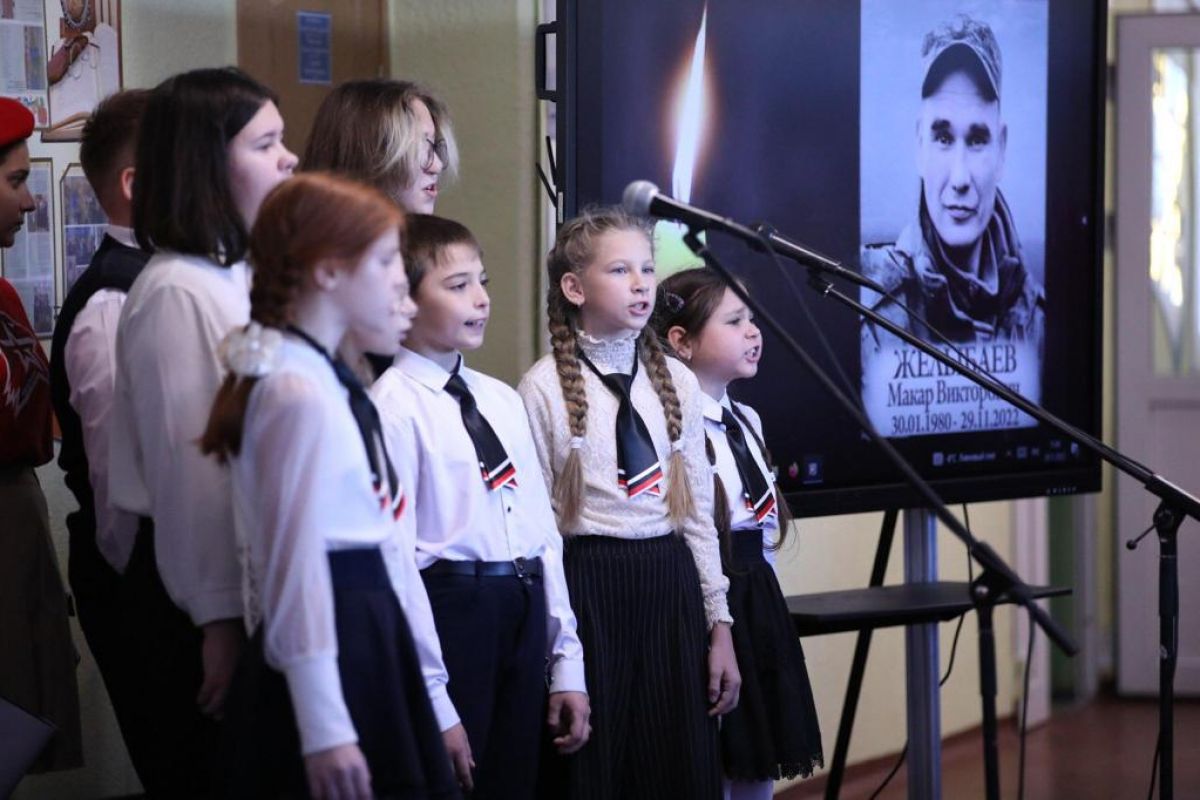 В Усть-Камчатской школе при поддержке «Единой России» открыли Парту Героя в память об участнике СВО