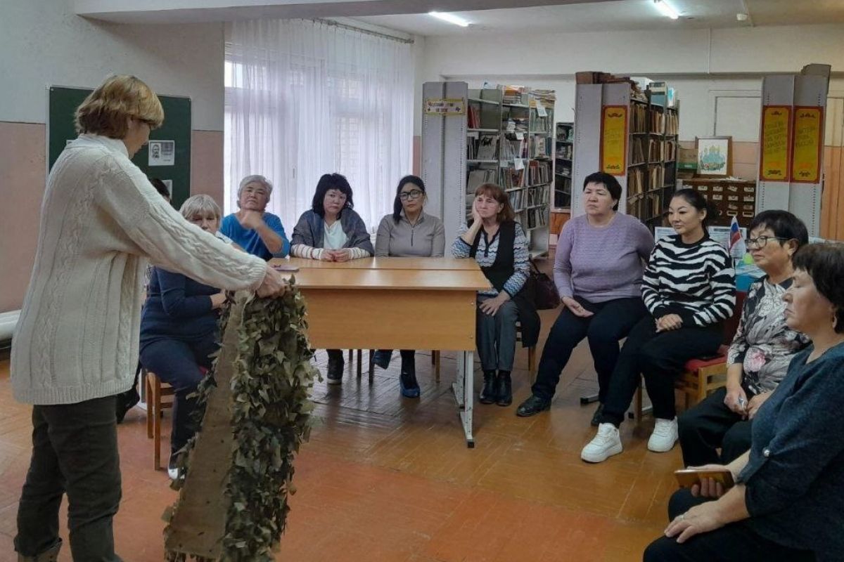 В Ровенском районе активисты партии делают маскировочные сети для СВО