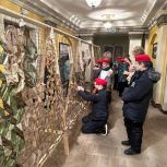 В Сафоново Мурманской области активисты «Единой России» провели мастер-классы по плетению маскировочных сетей