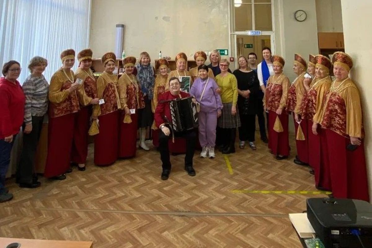 Активисты партпроекта «Крепкая семья» поздравили матерей Железнодорожного района с праздником