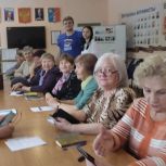 В Кузбассе единороссы научили пенсионеров пользоваться мессенджерами