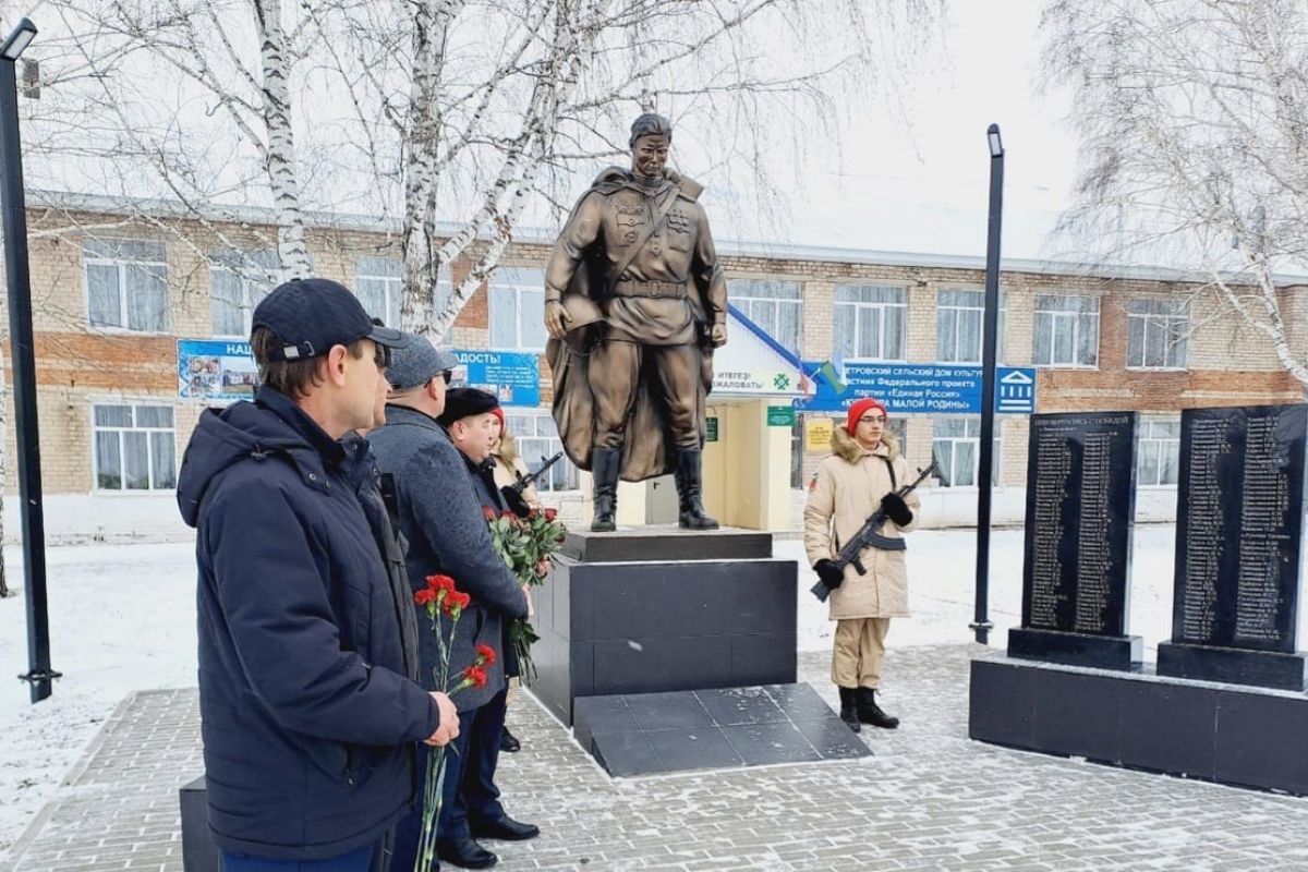 В селе Новопетровское Зианчуринского района состоялось торжественное  открытие обелиска участникам Великой Отечественной войны