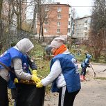 Детский сад и несколько улиц Смоленска стали чище. Активисты и депутаты «Единой России» вышли на традиционный субботник