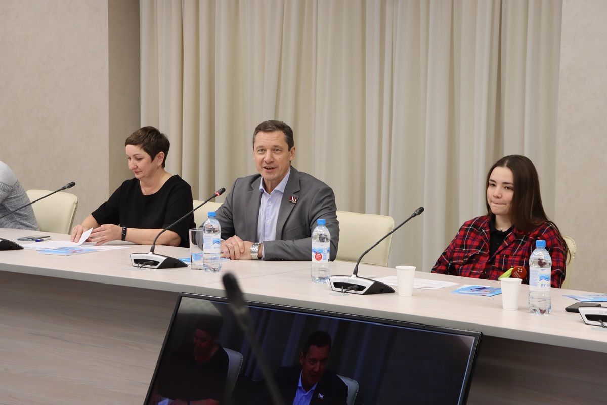 Омский депутат Игорь Попов ответил на «100 вопросов о карьере»