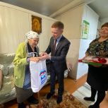 Единонороссы поздравили с 95-летним юбилеем жительницу поселка Новый Торъял
