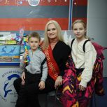 «Чтобы в мире было больше добра и света»: петербургские общественники присоединились к благотворительной акции «Единой России» «Коробка Храбрости»